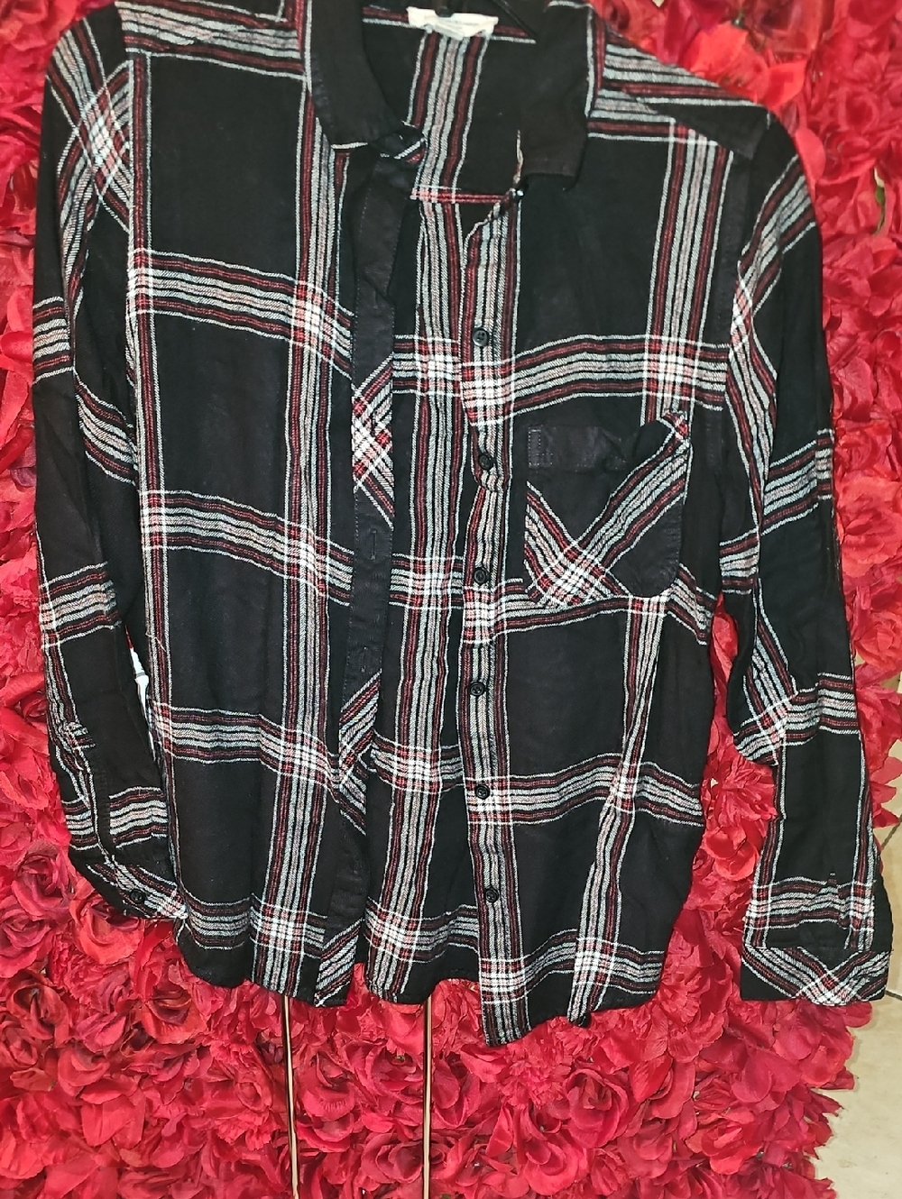 Beachlunchlounge Women's Black & Red Soft Plaid Button-Up Shirt Size Medium